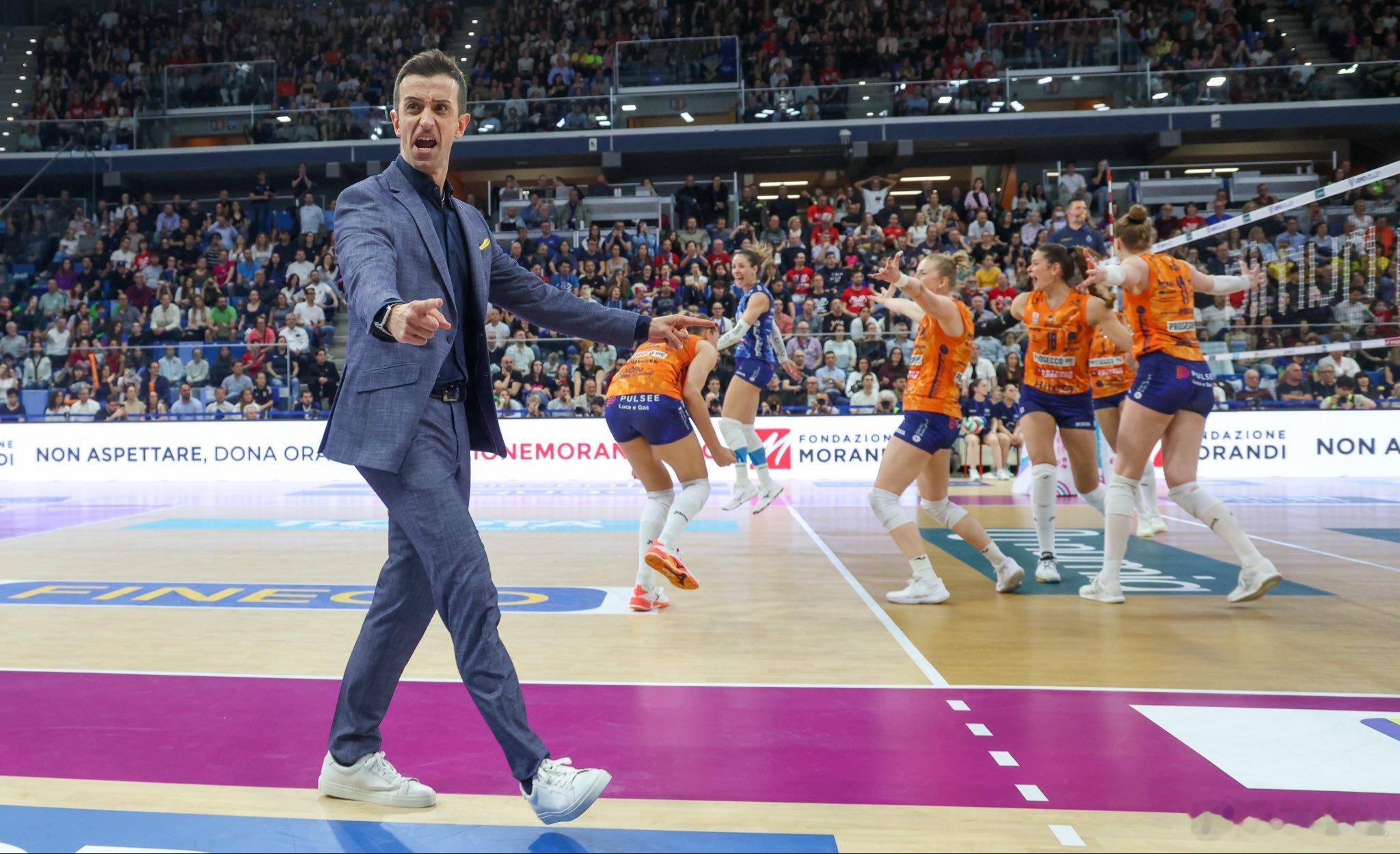 国际排坛动态科内利亚诺哈克当选MVP，冠军大合照朱婷总算是站到了中间，一直以来就