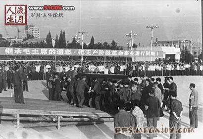 这是1976年9月10日，伟人的棺木由中南海转移到人民大会堂！无数人走上长安街