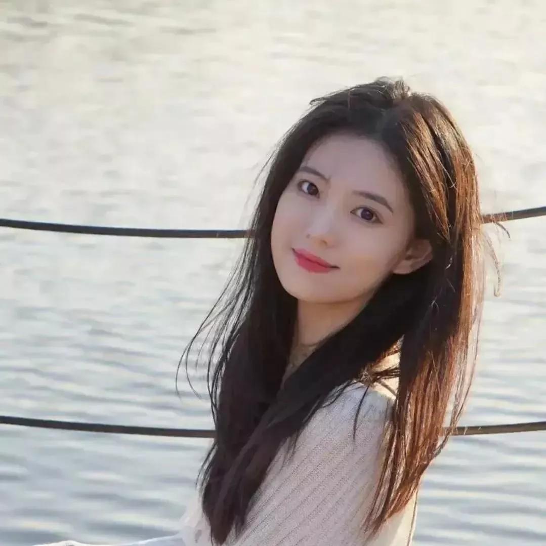 温柔微笑，湖畔轻风，美好时光。湖畔自然美景湖畔绿意盎然湖畔风景照湖畔春日美