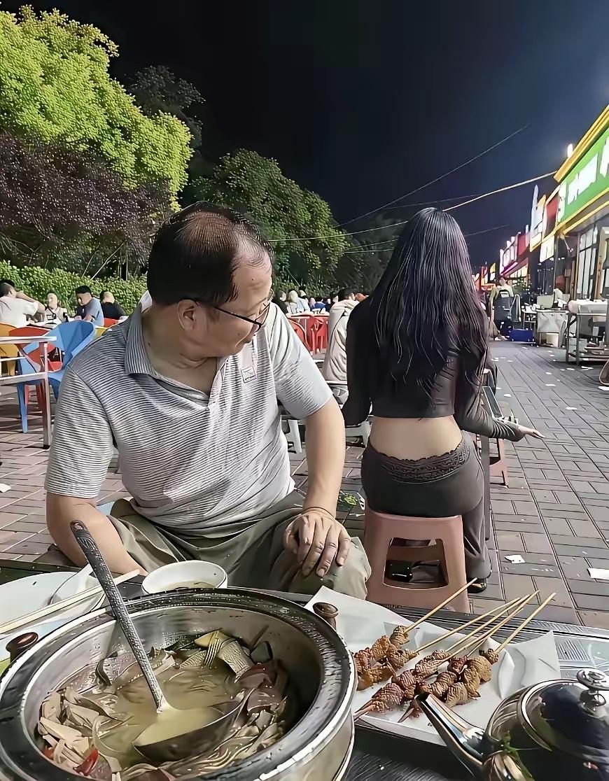 有一个专家说：“给一个女人花十万，只会得到零个女人，把十万花自己身上，就