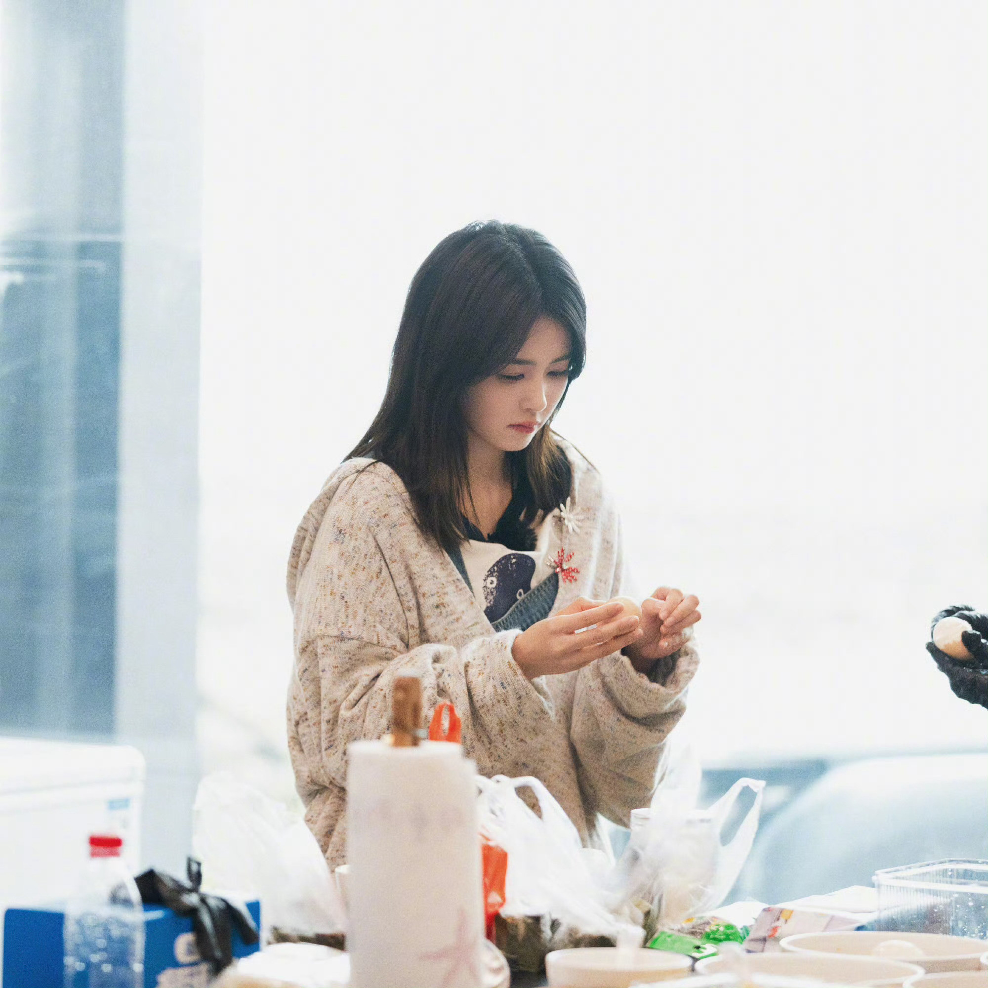 白鹿晒客栈团合照白鹿晒客栈团合照告别《亲爱的客栈》，大家都做同一个姿势可可爱爱没