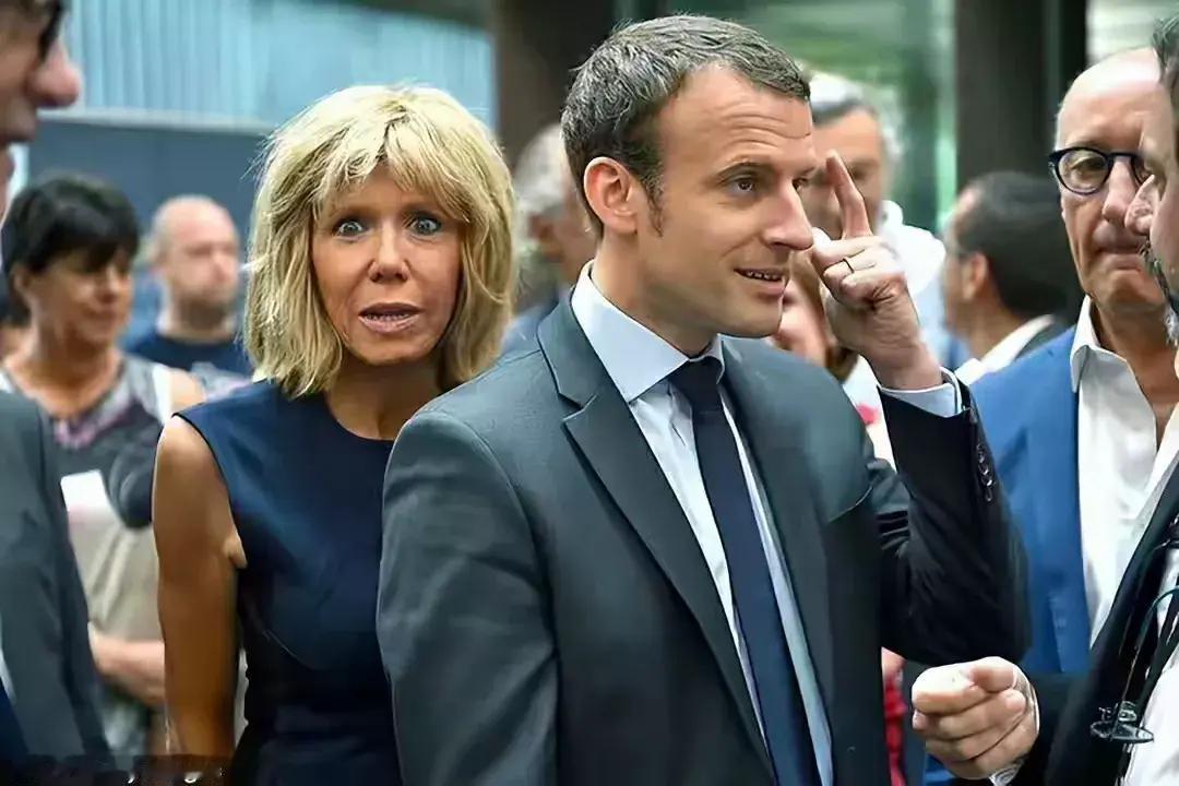 马克龙的老婆是金发吗？怎么有时候变成灰发了？难道马克龙老婆也染发，跟特朗普一样？