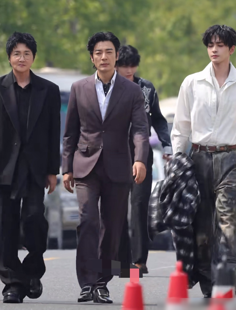 王赫野穿着篮球服往场上一站，弹幕直接炸了。那肩宽腿长的比例，根本不用修图。《披荆斩棘2026》户外对