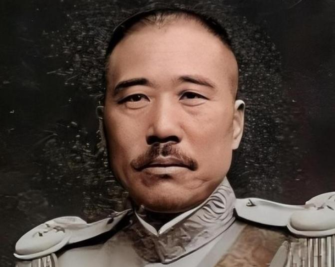 1926年炎夏刚过，张宗昌坐在营帐外的槐树下，左手抓着油亮的花生米往嘴里送，右手