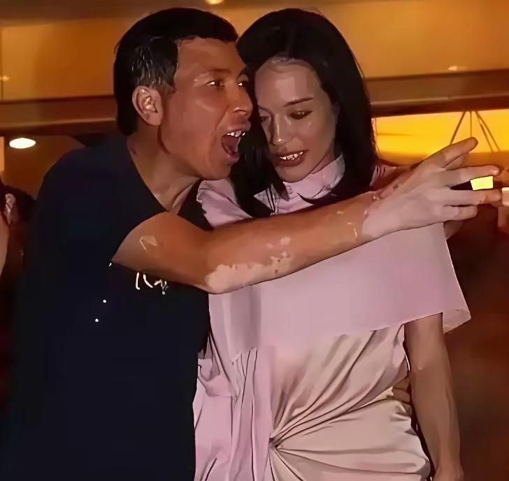把冯小刚导演弄成这样的形象(图一图二)，有些过分了，这是在赤裸裸地丑化一个才气横