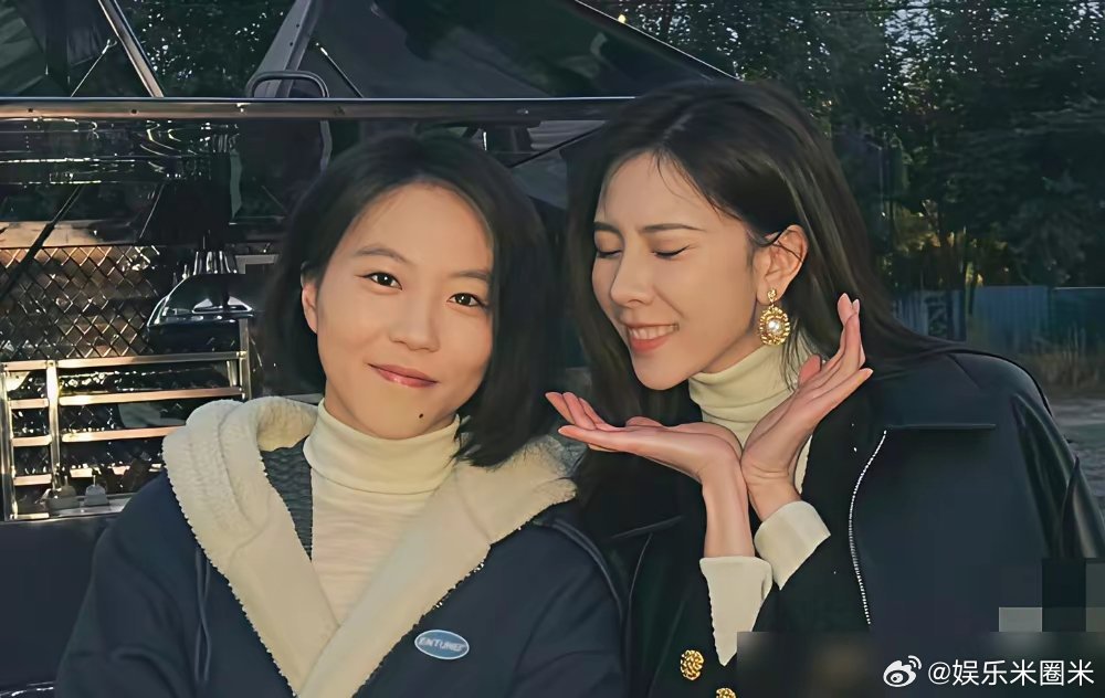 王菲25岁，出了《执迷不悔》。国语专辑《迷》和《天空》，直接封神。她女儿窦靖童，