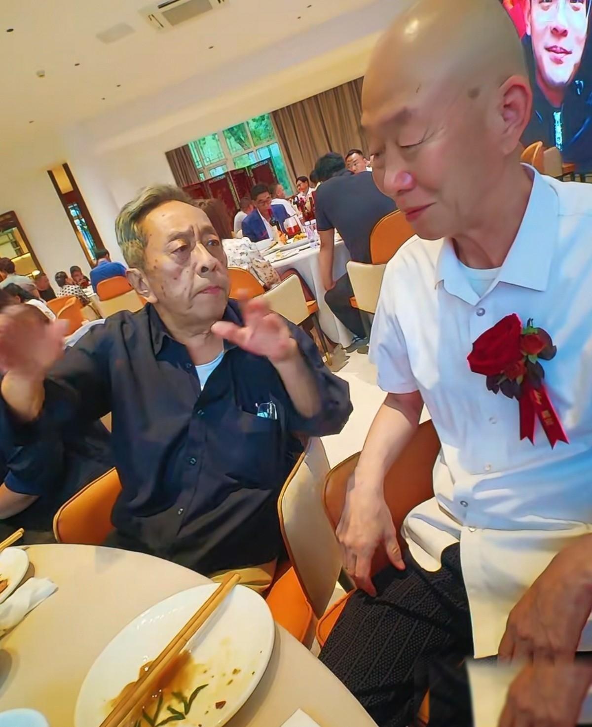 相声界恩怨情仇李伯祥、赵津生，罕见同框，爷俩相谈甚欢。日前曝光的这组画面中，快