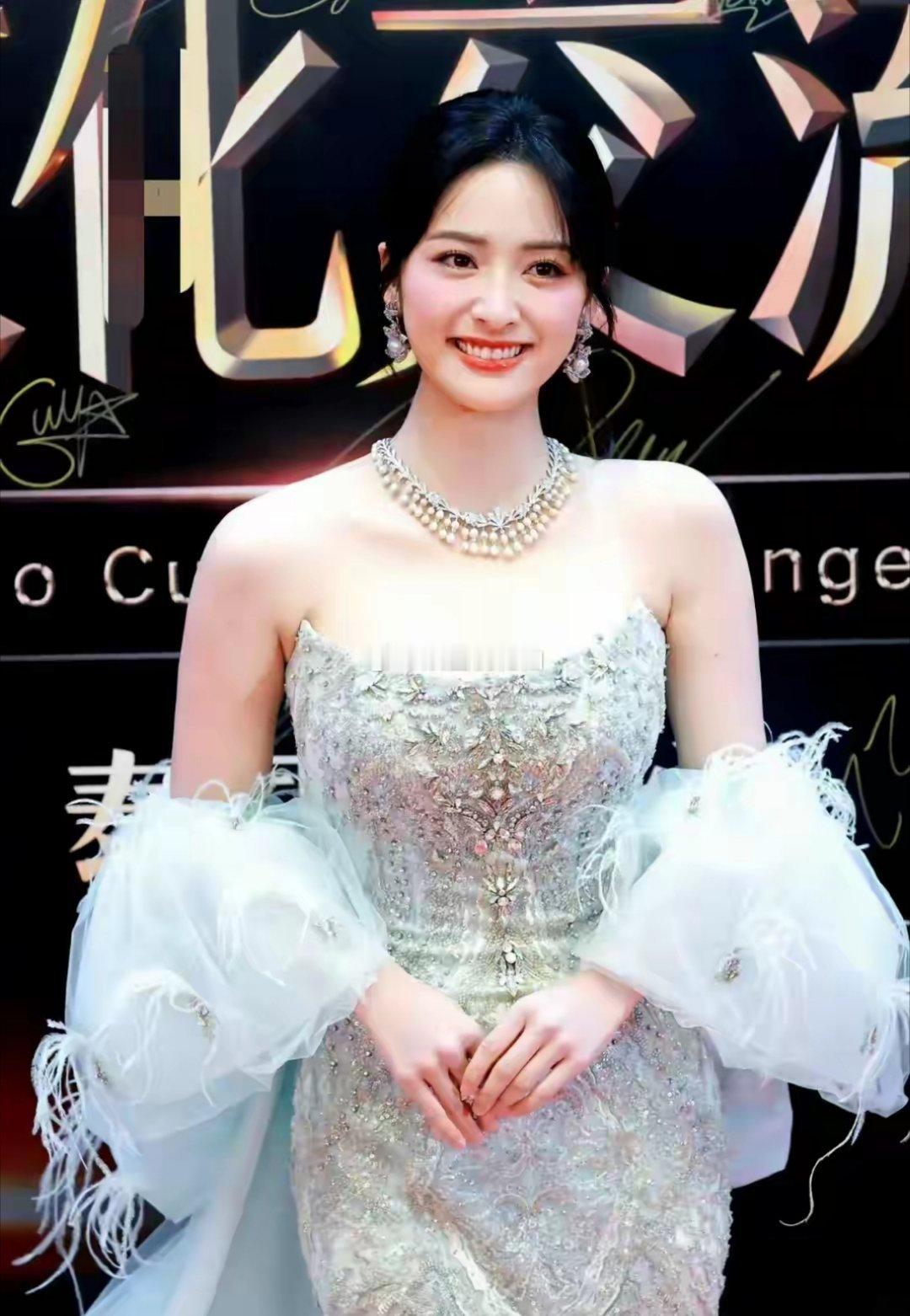沈月亮相红毯笑容满面的她，亲和力满分，给人元气满满的感觉，相当舒服。今晚的她，真