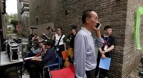 横店惊现“银发抢金潮”！六旬群演日赚千元，片场抢戏、占位成风，年轻人却只能拿20