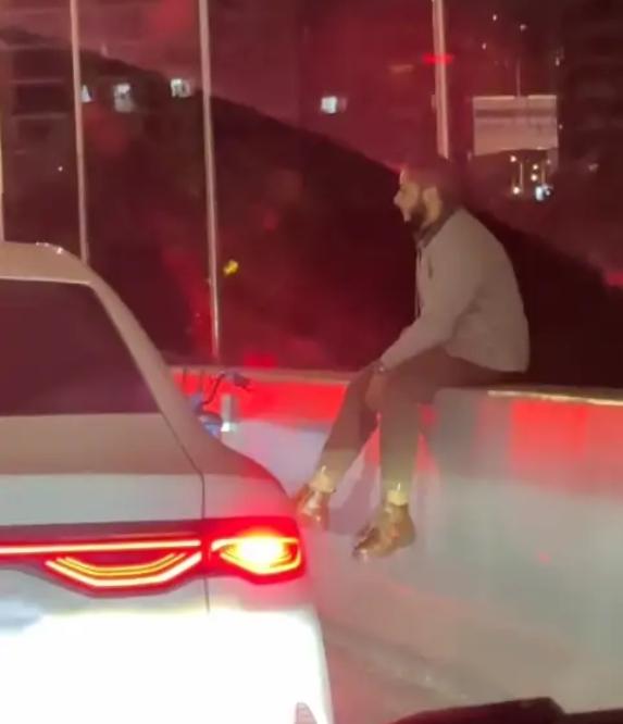 惊不惊喜？咱们没做过的事，被外国人给做了。上海高架桥上，有开车路过的司机拍到两