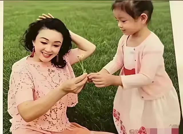 兰姐对孙女小玥玥的疼爱，从来都不加掩饰，完完全全写在脸上，藏在每一次陪伴里。自