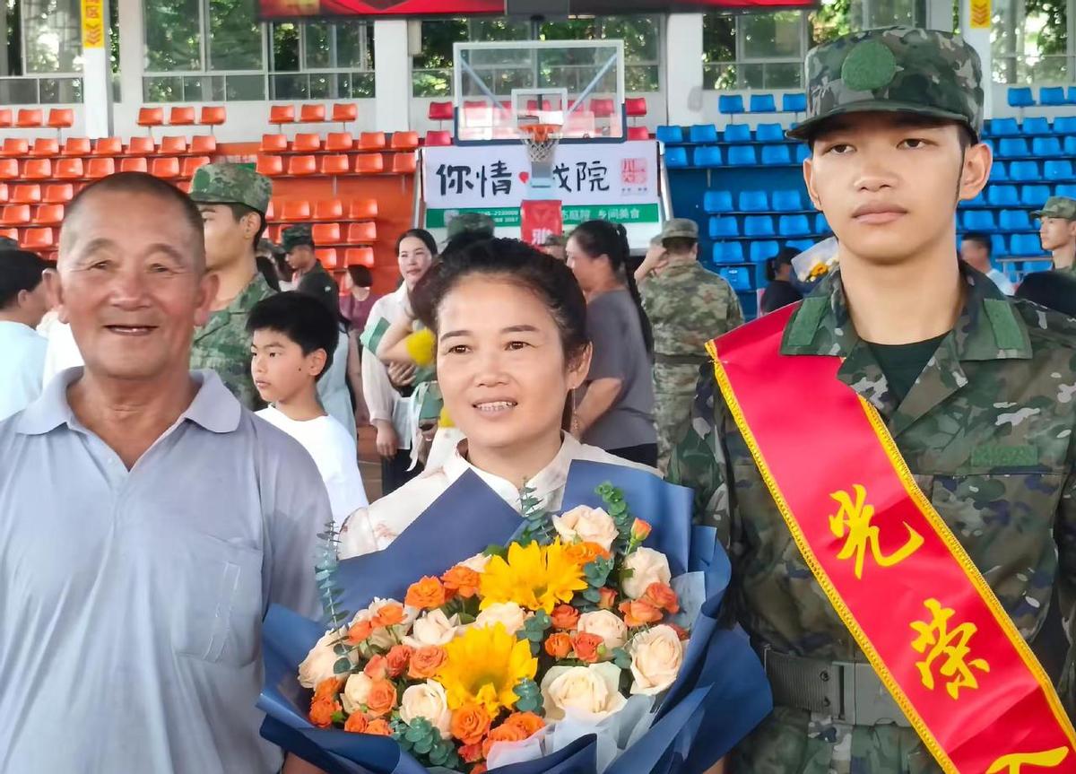 绶带一戴，不是拍个照就完事了。这帮90后、00后，硕士博士扎堆进部队，不是来镀