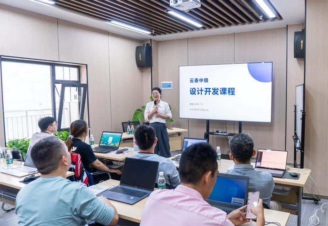 周末跟一个做外包的老伙计吃饭，他说的一句话给我整懵了：他现在接项目，最赚钱的不是