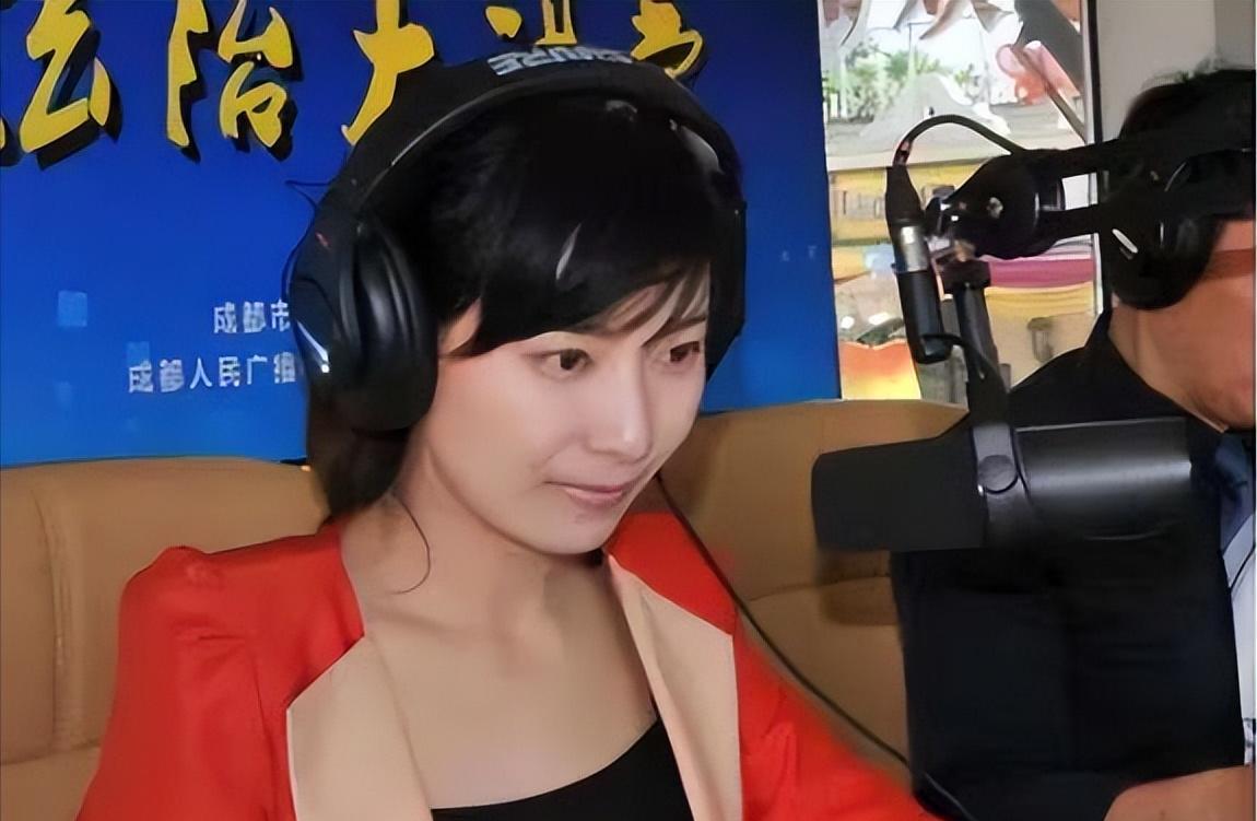 2015年，四川卫视美女主持人佟瑶，聚完餐回酒店的途中，因为内急下车去路边草丛小
