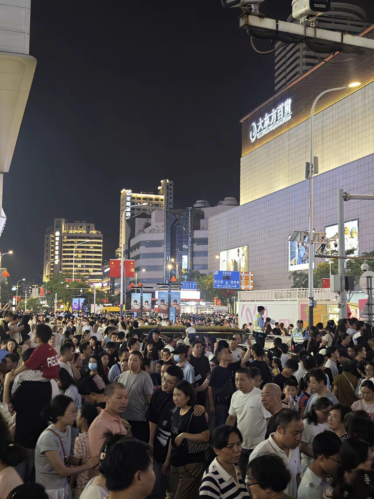 昨天普通地级市无锡市中山路，人山人海，人流密度远超首都北京王府井了。各种摊位上的