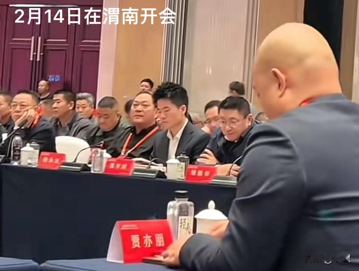 董宇辉今天又被抓去开会了[笑着哭]他们公司都放假4天了彪哥是一天都没歇着[捂脸
