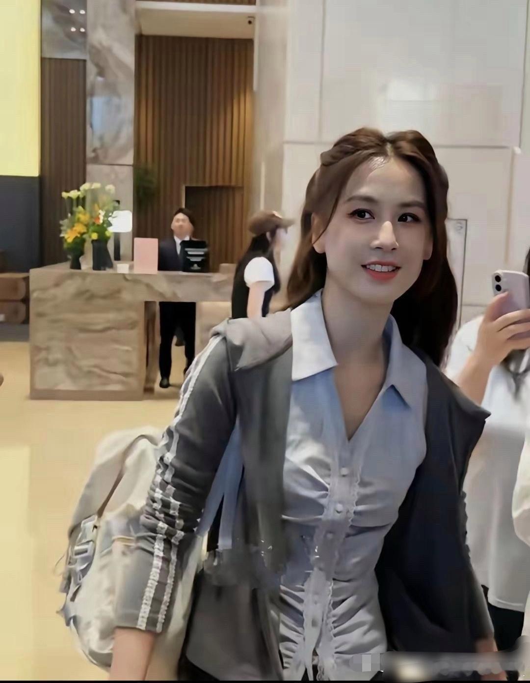 离婚后的黄圣依，整个就是一个女大学生的感觉。重回巅峰了呀！
