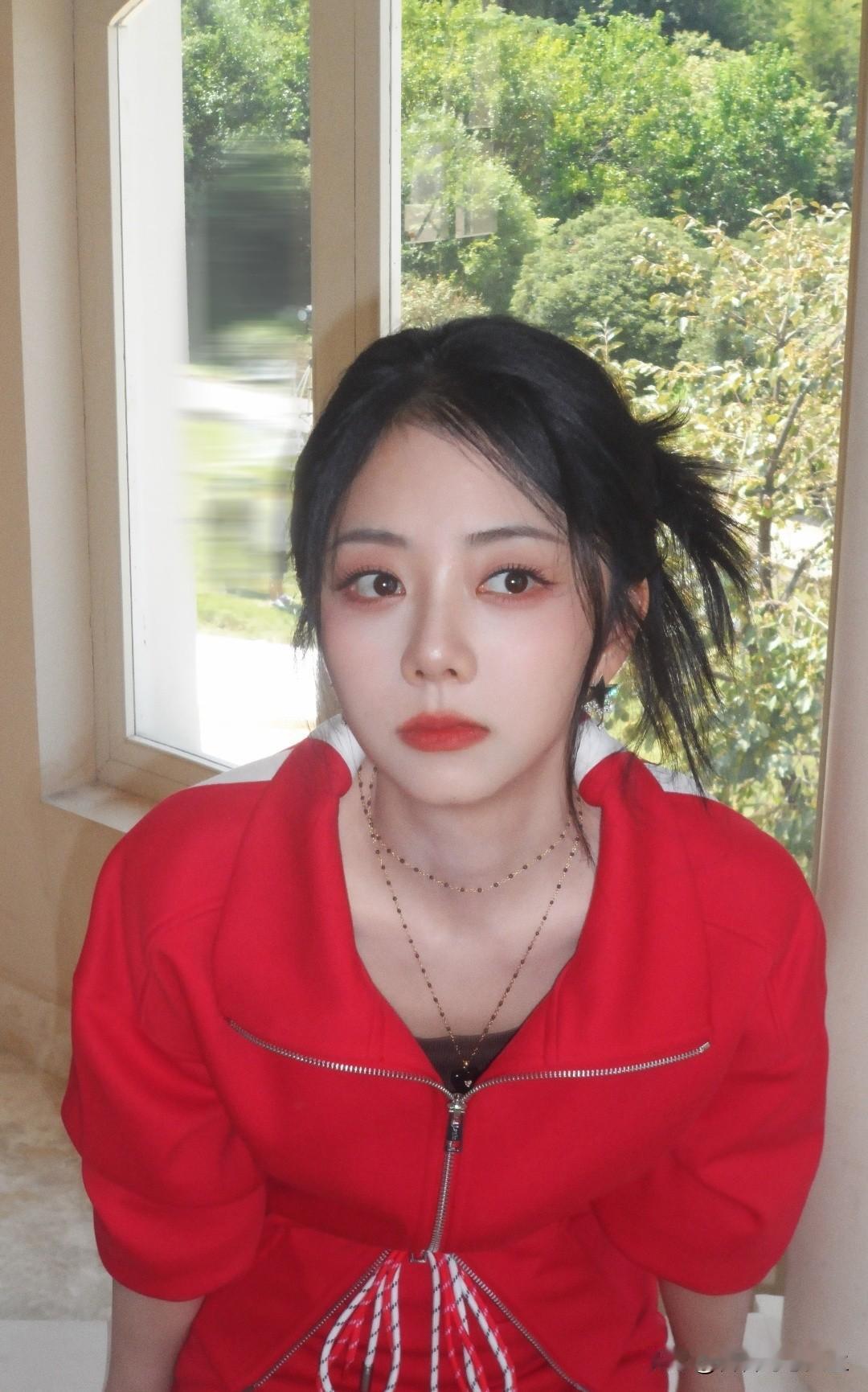 松韵红衣加身，阳光下少女感十足，清新自然的美，简直让人移不开眼！松韵好美松姿韵