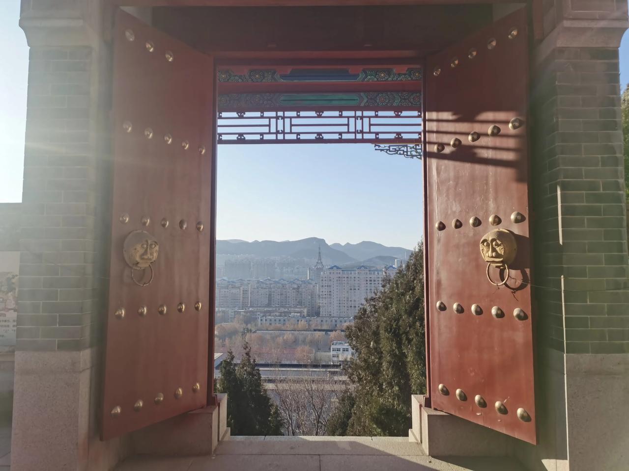 震惊了，济南最繁华的市中心竟然有这样的房子，开门见山，豁然开朗，城市尽收眼底，繁