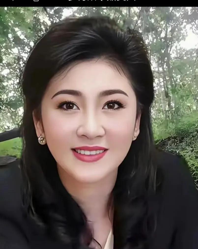 她是泰国民众公认的国民女神，从年轻美到现在，一张国泰民安脸，端庄大气，风华绝代。
