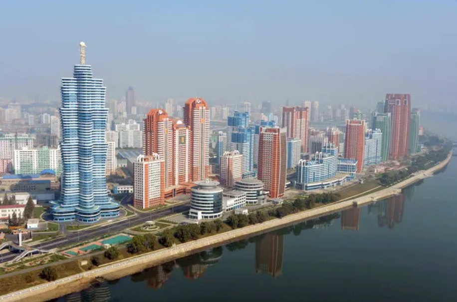 2015年10月21日，朝鲜平壤竣工的未来科学家街。