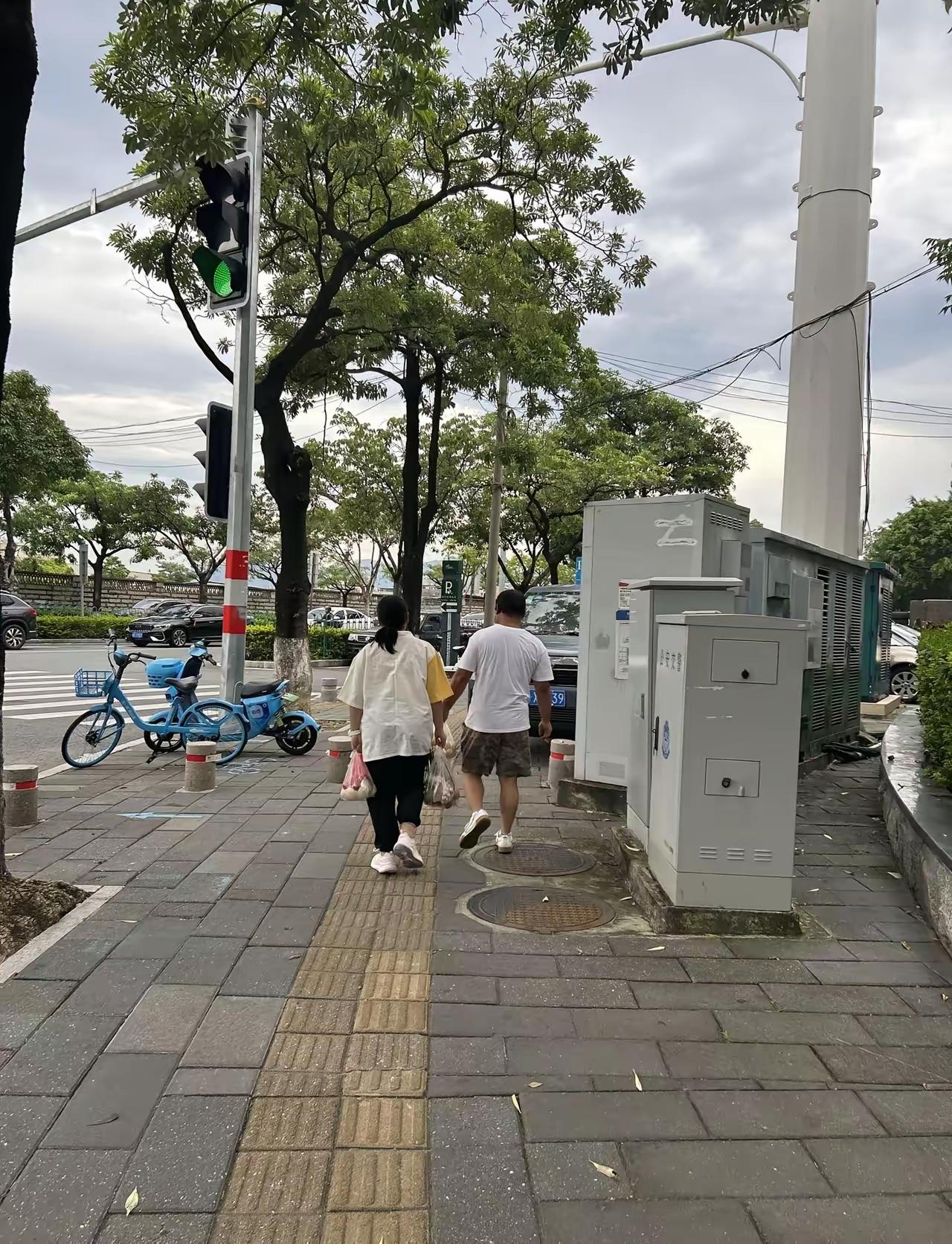 我父亲，85岁，养老金每月7200元。我岳父，79岁，养老金每月180元。我母亲