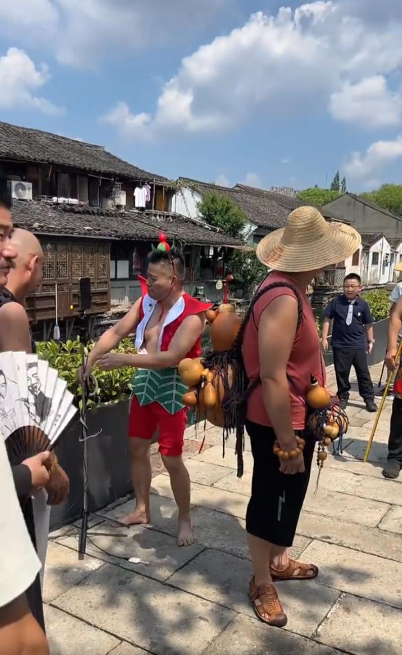 各种牛鬼邪神，怪不得“葫芦娃爷爷”把葫芦剪了，看到门前这一幕彻底理解了，换做是我