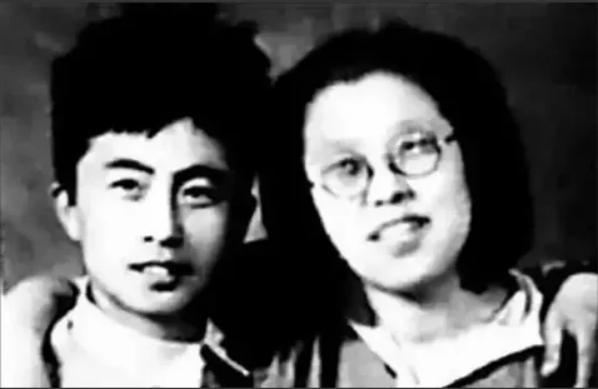 曲波去医院看病，遇到当时的副总理贺龙。得知曲波在机械部上班，贺龙忙问：你