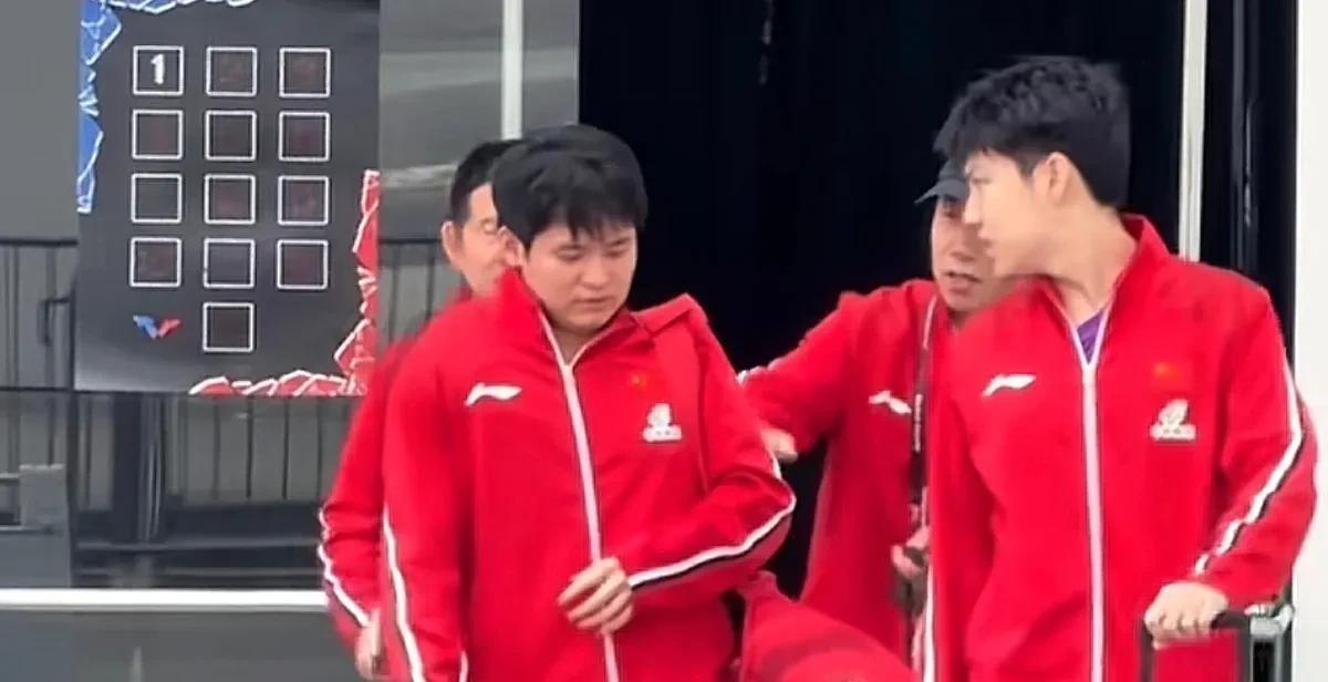 扛伤还得自己背包，这届年轻人心里都揣着一本什么账？刚看到一幕：林诗栋肩膀有伤，
