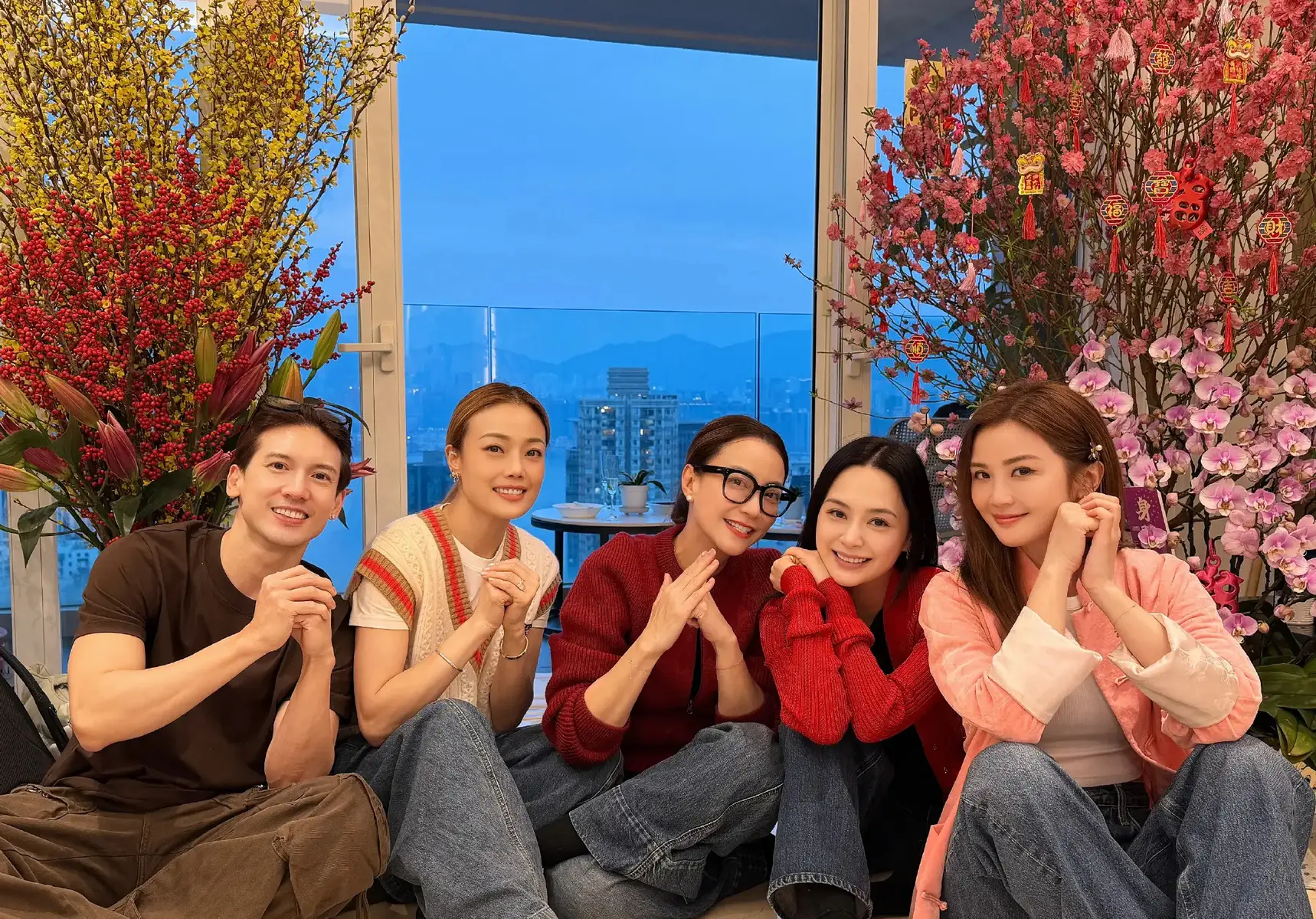 阿娇晒新年好友聚会照！与阿sa容祖儿关智斌同框合影