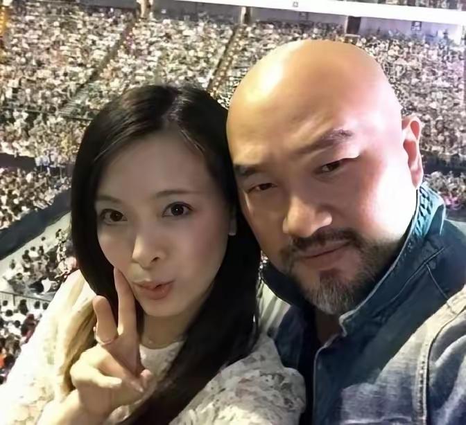 消失5年，辛龙胡子花白回来了！一开口全场泪目。当年爱妻刘真离开，他几乎一夜白