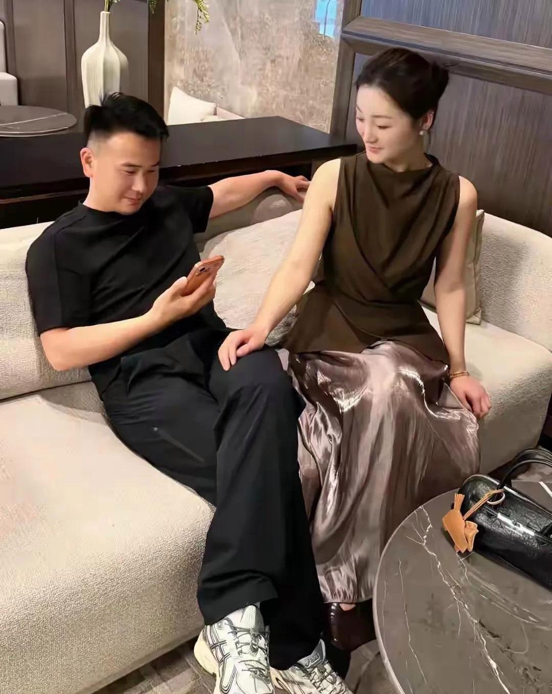 陈亚男满眼都是现任，一副小女人的模样，与朱小伟在一起时，她满眼嫌弃，真是相差甚远