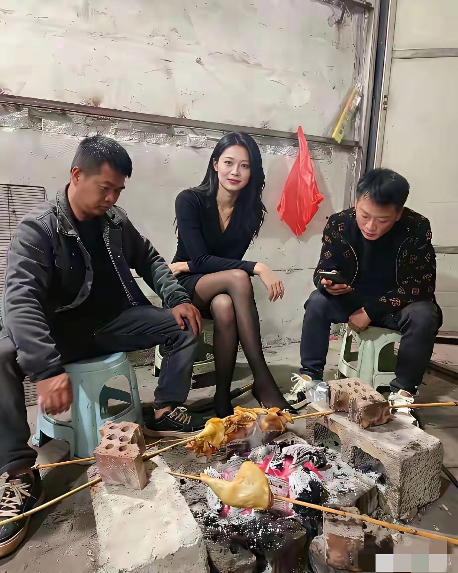 这哥俩烤肉好像心不在焉啊