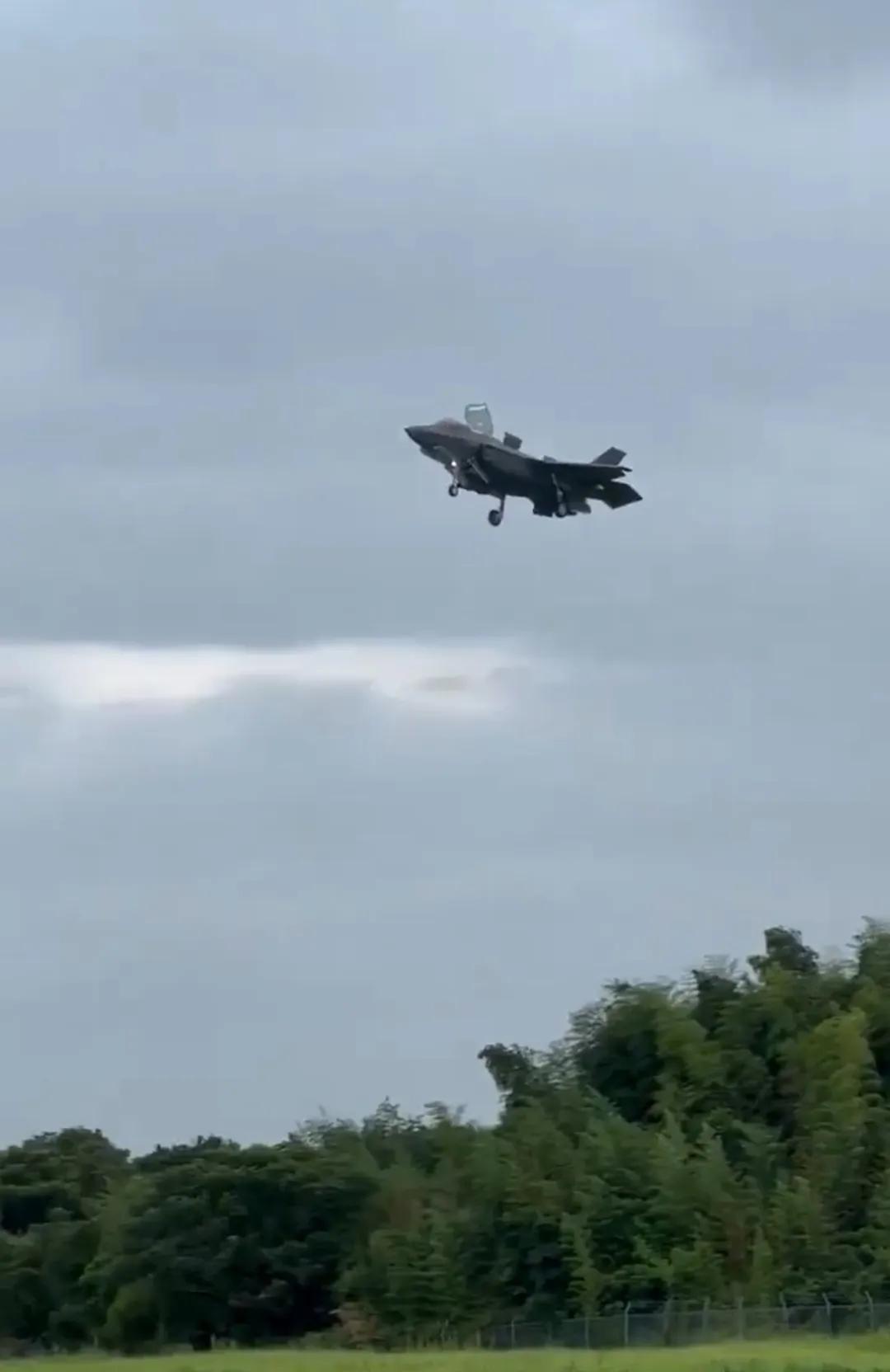 日本航空自卫队今天接收了首批四架美制F-35B垂直/短距起降型隐身战斗机。日本