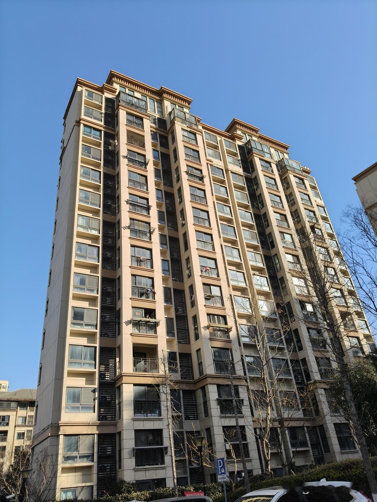 上海的小区，感觉除了真是繁华地段，一般很难看到建大高层的。比如这个小区最高14