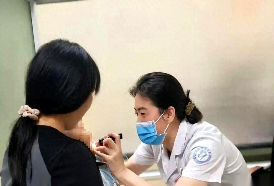 寂静的深夜，空气里突然多了一阵怪声。不是那种普通的感冒干咳，那声音低沉、沙哑，