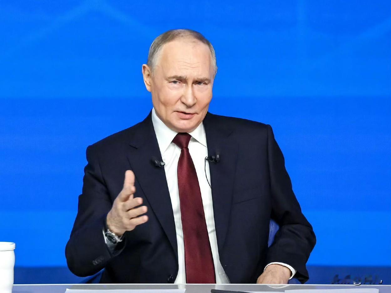 73岁的普京在年度记者会上表示相信一见钟情，并且首次公开承认自己在恋爱后，引发了