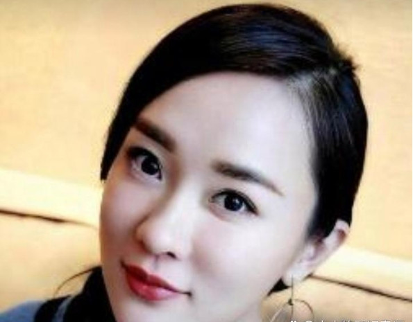 霍思燕的理财本事真是让人开眼！最近节目里有人问她“月入一万怎么花”，她挑眉一笑甩