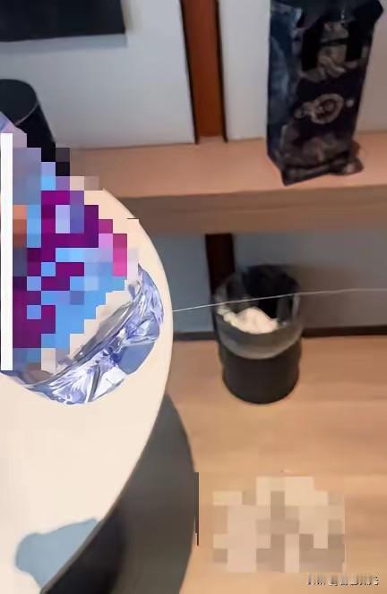 解释不清了！一女子去四川出差住酒店，随手拧开房间内的一瓶矿泉水喝了一口，谁知，等