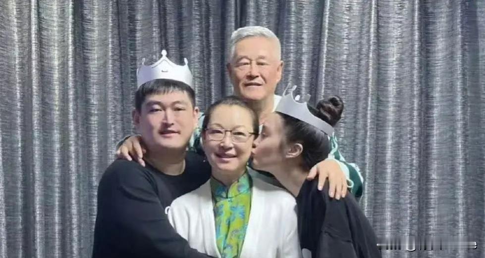 12月13日，赵本山女儿球球否认自己买豪车，直言如果开豪车回家会被赵本山砸了！