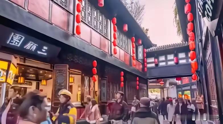 攒调休、抢溢价机票、订涨价酒店，千里迢迢奔着网红古城去，结果一进门傻了：这不就是