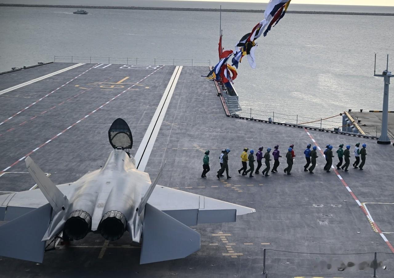福建舰入列时歼35编号曝光，歼35或已超百架规模？福建舰入列，已经好几天了，