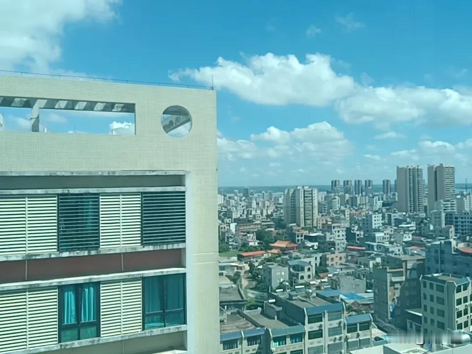 闺蜜离婚了，这并不意外，她加入一个骑行队，我就有不好的预感，因这骑行队里有10个