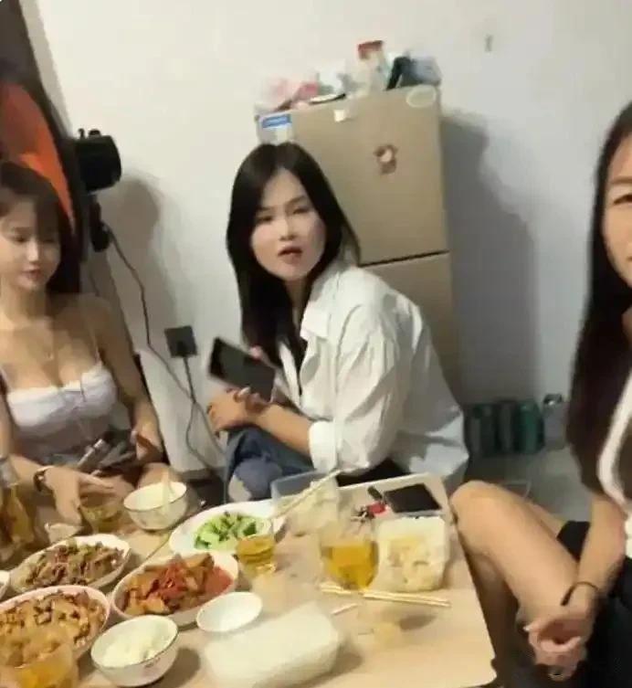 男子上网发文炫耀他与工友几个人聚餐，车间4个女的就他一个男的，平时上班被当宝贝一