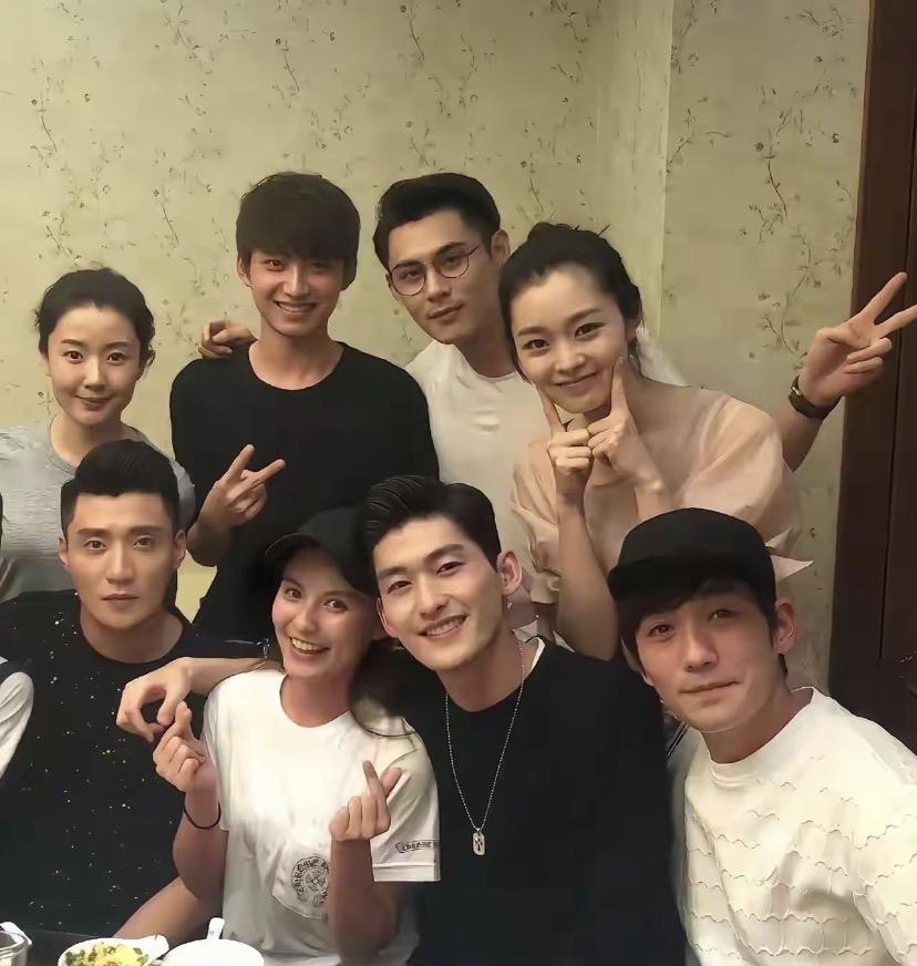 这是哪部剧啊？陈晓、张翰和朱一龙居然还有合照？