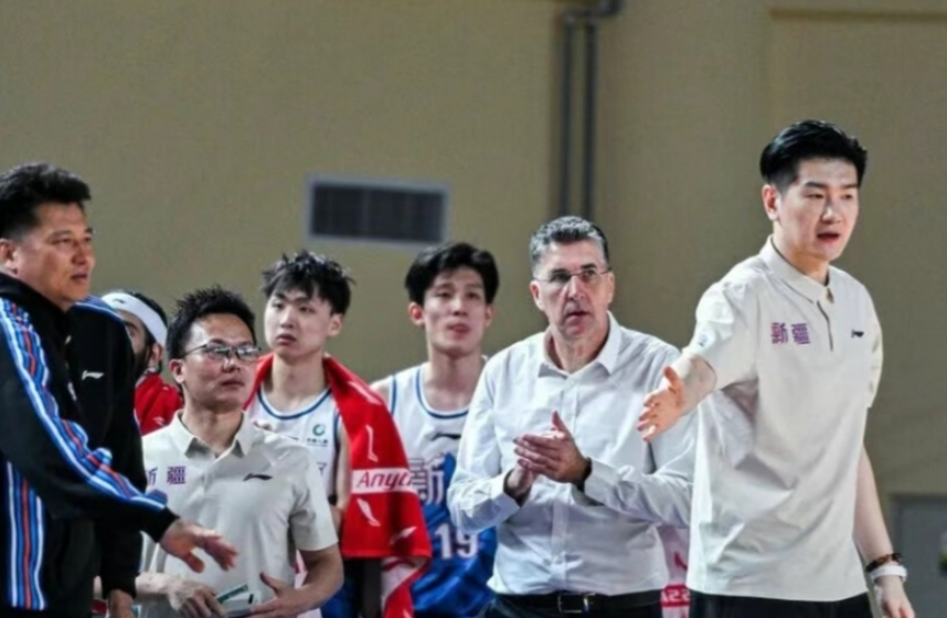 据知名媒体人爆料，新疆飞虎男篮主帅格兰在昨晚球队主场大比分输给山西男篮后，已提出