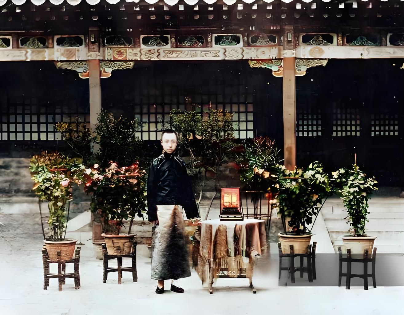 1922-1924年，溥仪在养心殿院内留影