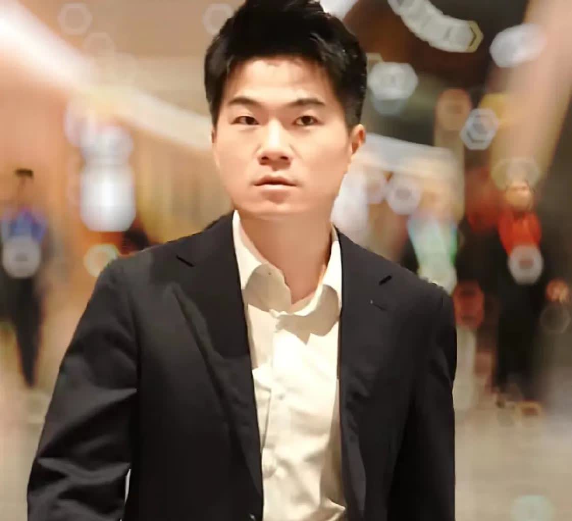 其实从昨天开始，就去过其他直播间看博物馆的展品。可就是最喜欢董宇辉带着看展的感觉