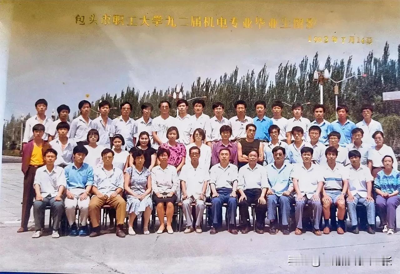 同学一起，一道学习，三年快乐奋斗时光，不经意间，三十年过去了，大家都退休了！