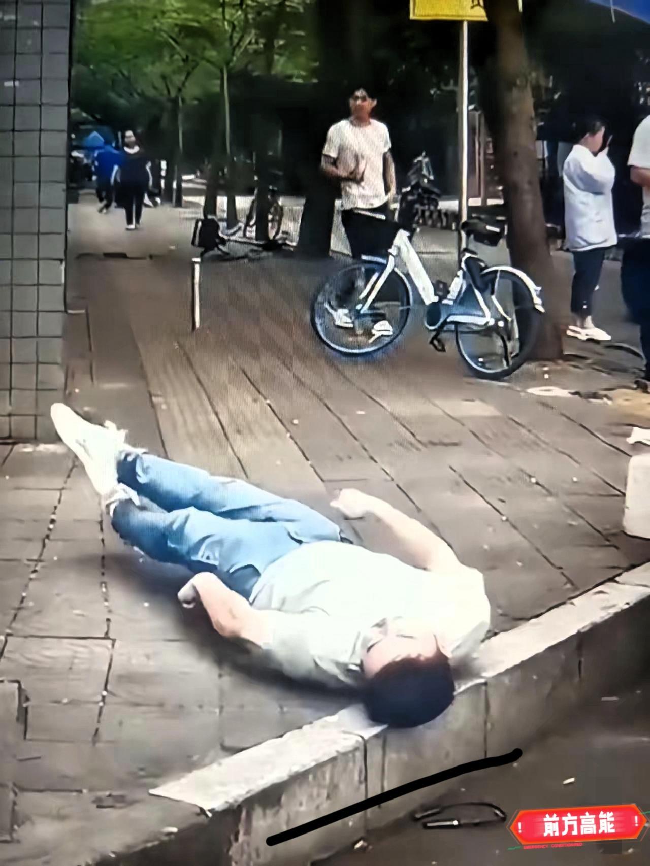 转瞬的遗憾男子晨起头晕,只当是失眠所致,坚持步行上班,谁知路上突然栽倒,嘴
